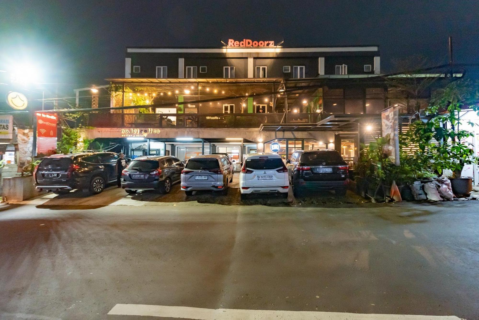 Reddoorz Near Botani Square Mall Богор Екстер'єр фото